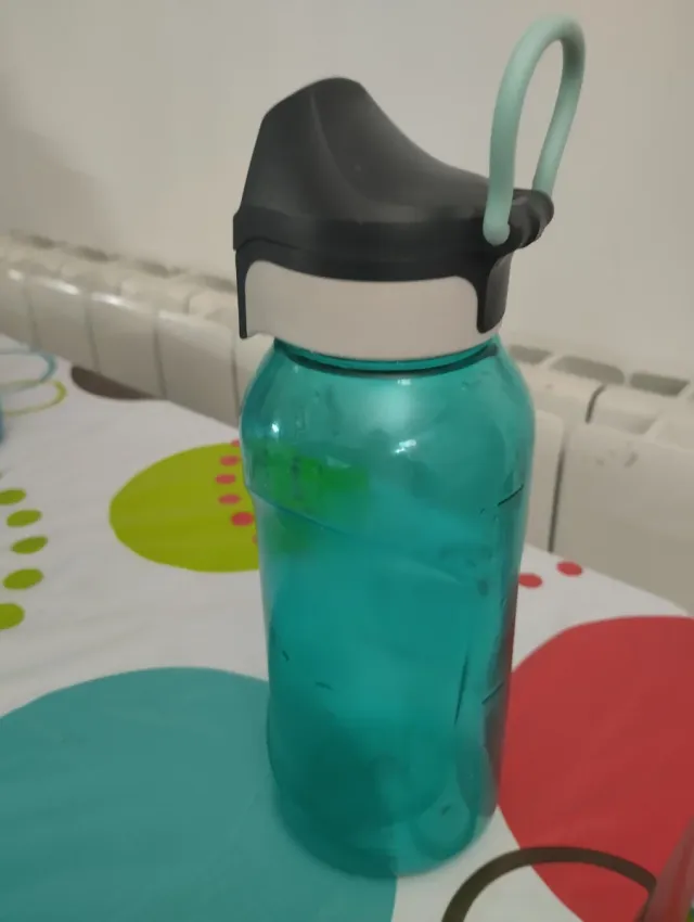 Botella agua plástico resistente