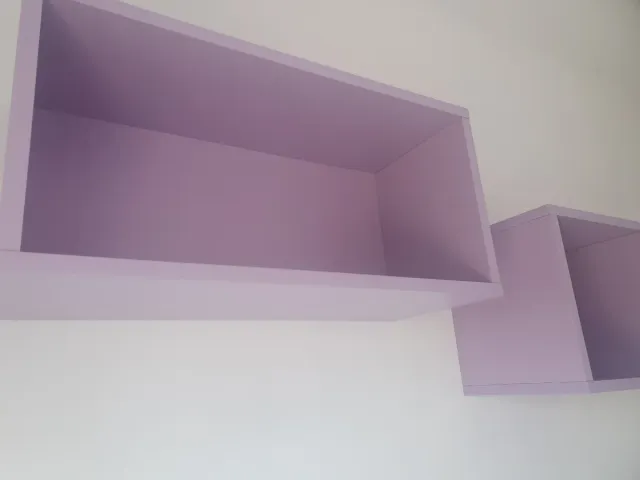 Estanterías de pared moradas.