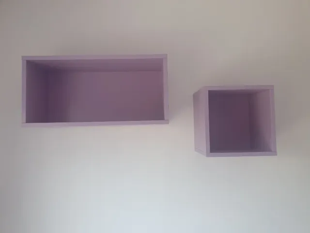 Estanterías de pared moradas.