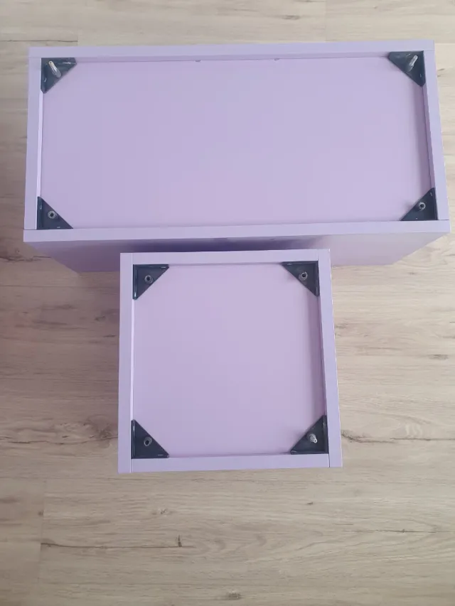 Estanterías de pared moradas.