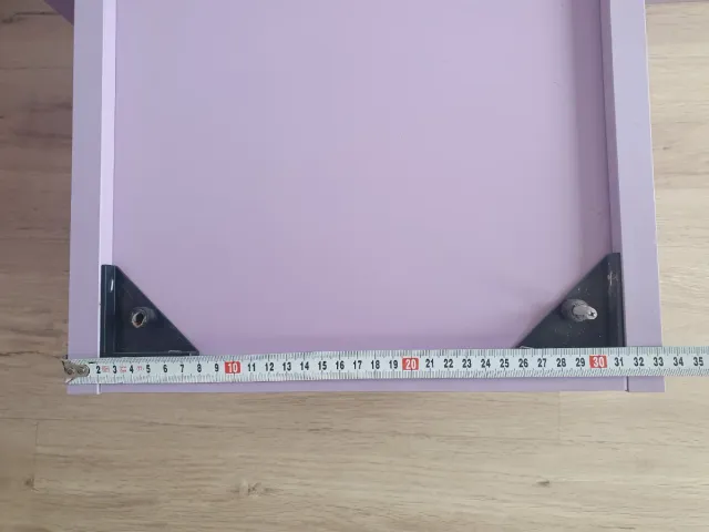 Estanterías de pared moradas.