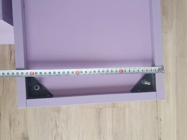 Estanterías de pared moradas.