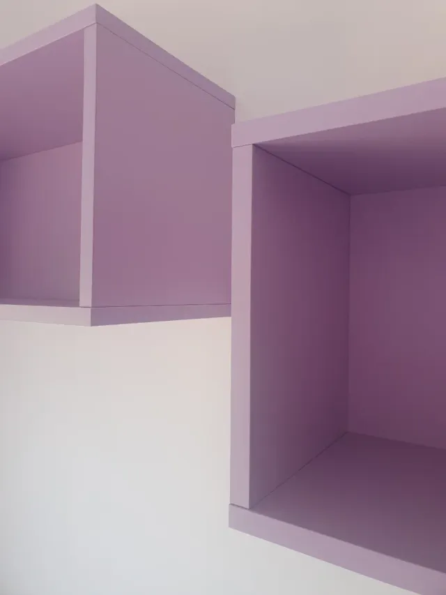 Estanterías de pared moradas.