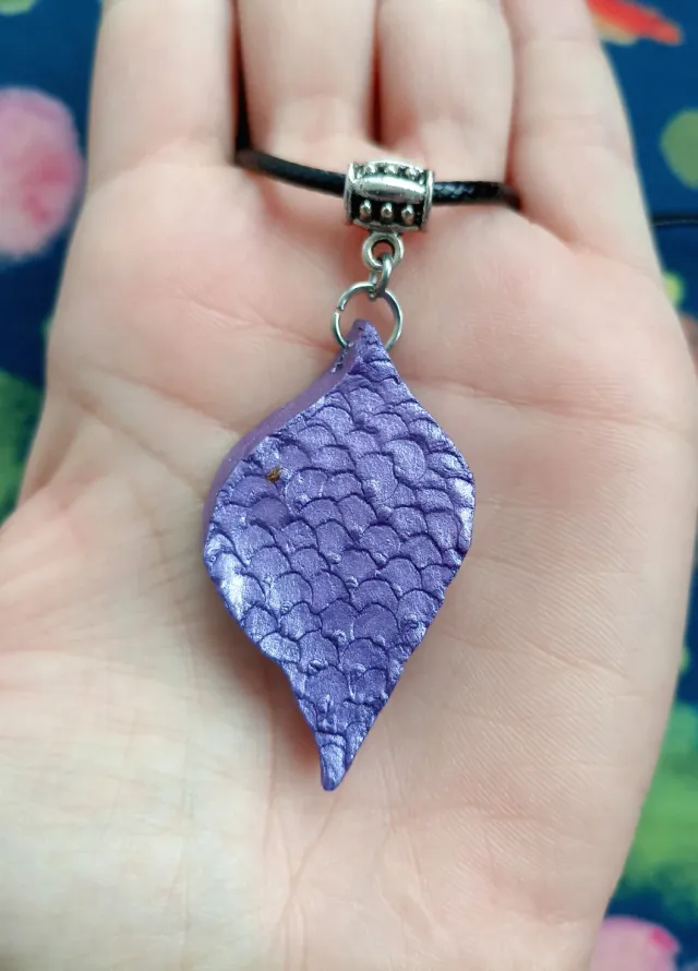 Colgante artesanal morado con cordón