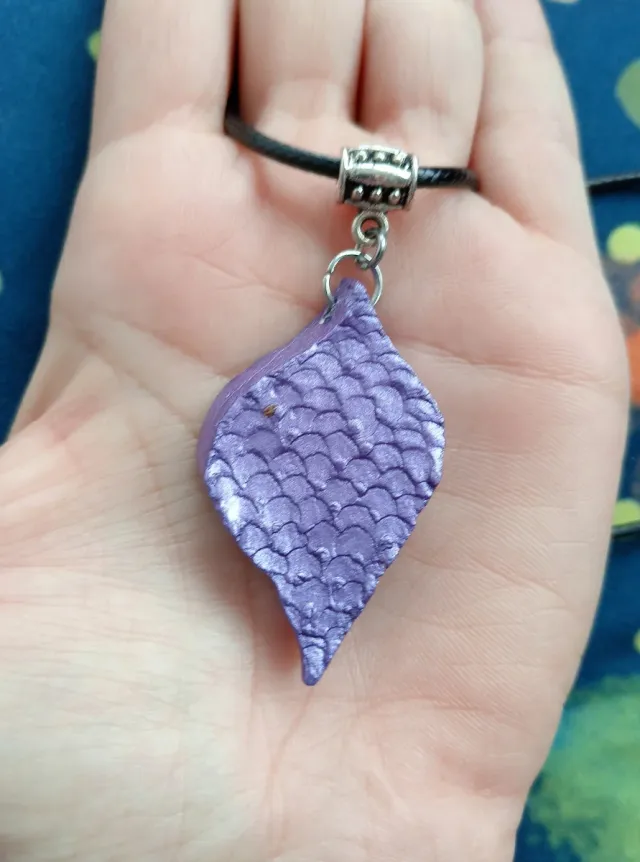 Colgante artesanal morado con cordón