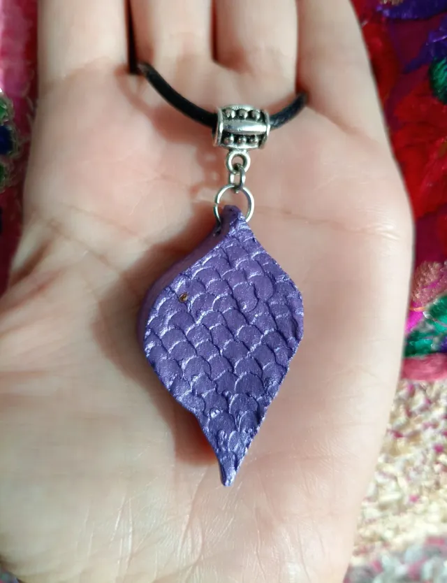 Colgante artesanal morado con cordón