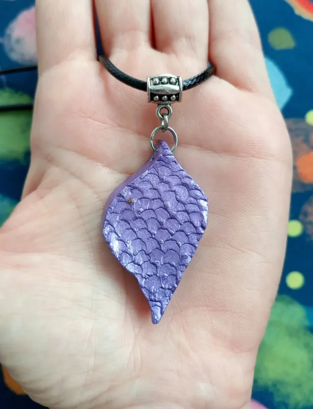 Colgante artesanal morado con cordón