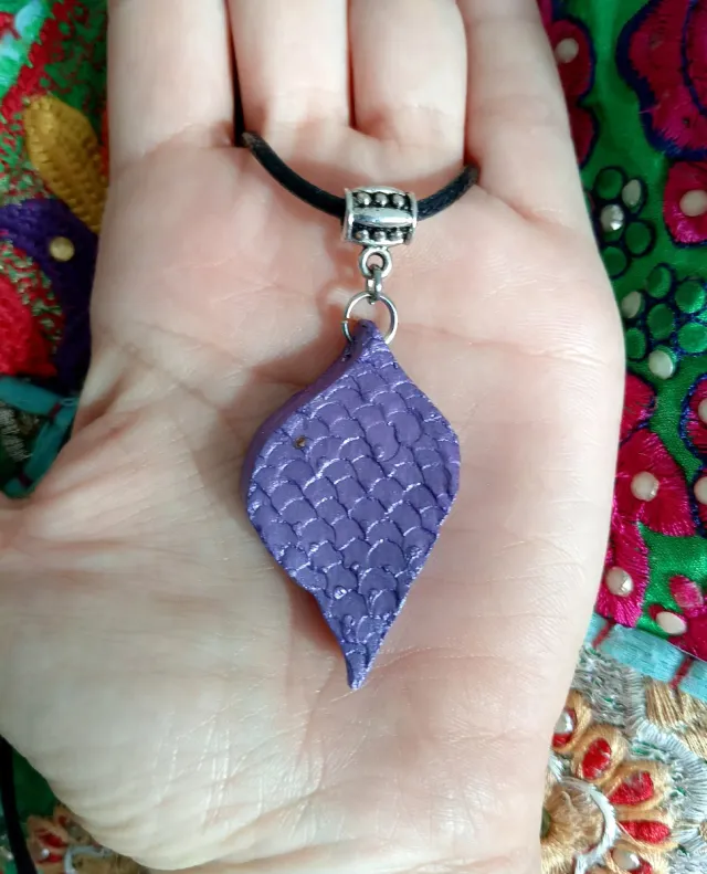 Colgante artesanal morado con cordón