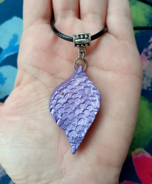 Colgante artesanal morado con cordón