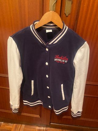 Chaqueta estilo universitario azul y blanco