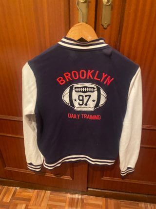 Chaqueta estilo universitario azul y blanco