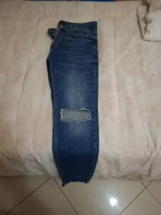 Pantalón vaquero azul con rotos