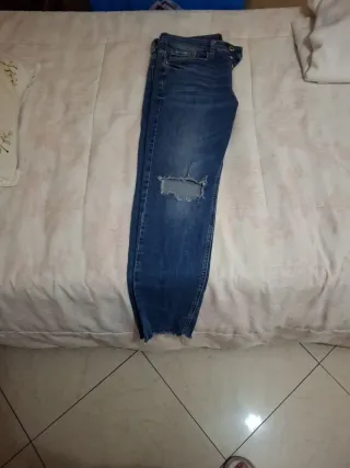 Pantalón vaquero azul con rotos