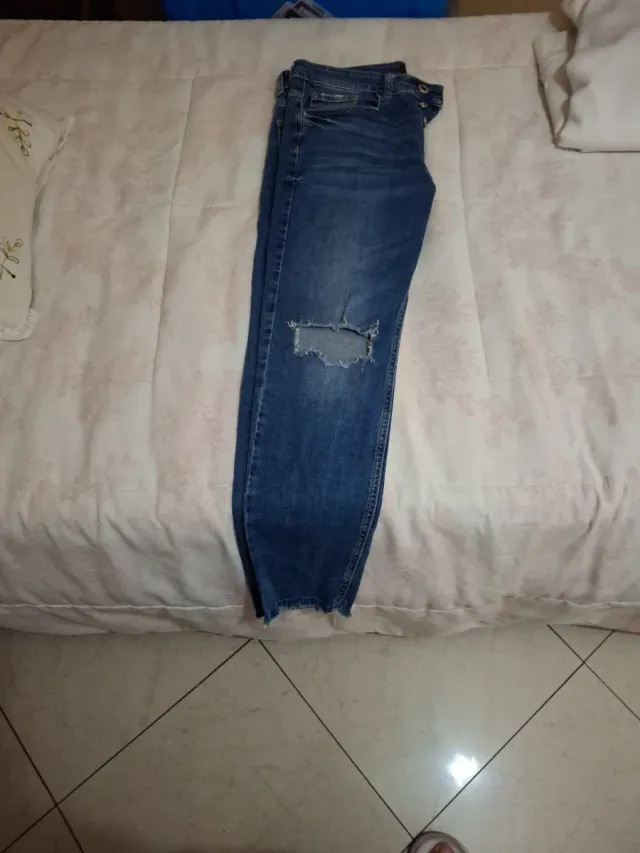 Pantalón vaquero azul con rotos