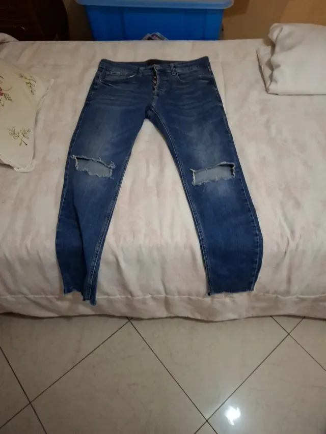 Pantalón vaquero azul con rotos