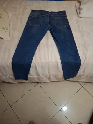 Pantalón vaquero azul con rotos