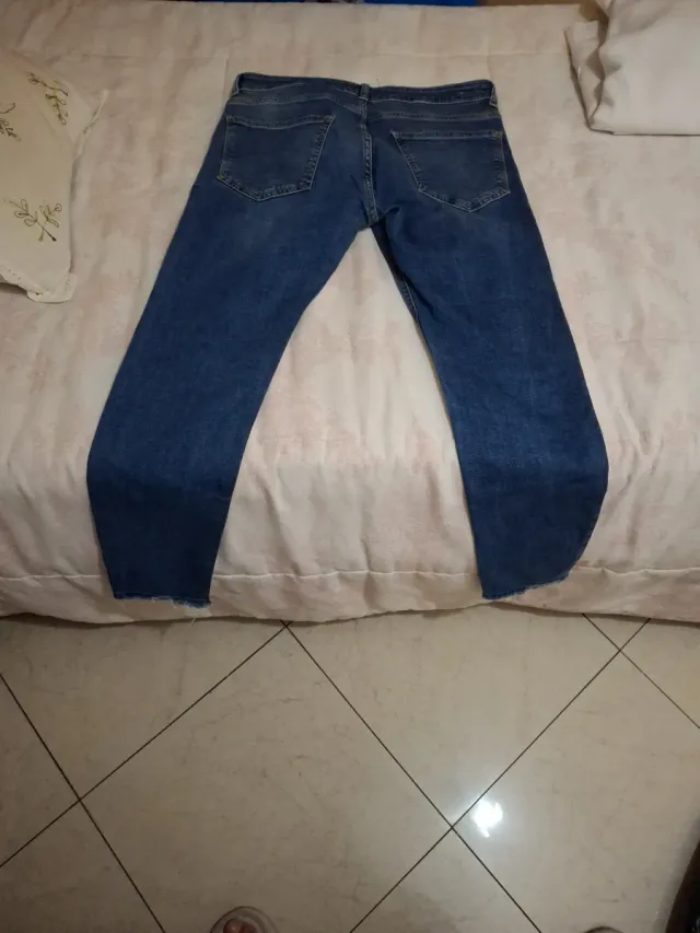 Pantalón vaquero azul con rotos