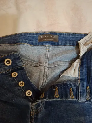 Pantalón vaquero azul con rotos