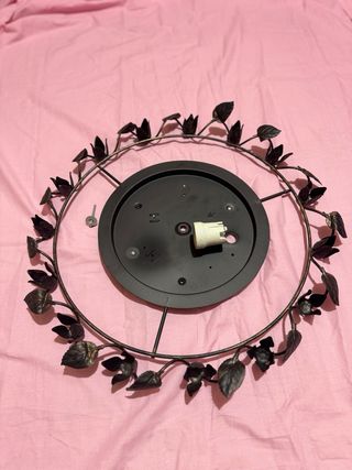 Lampadario a soffitto con decorazioni floreali