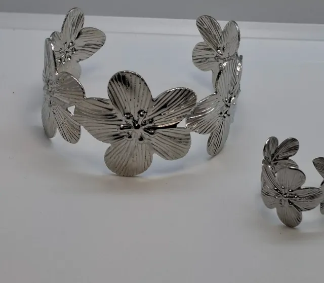 Conjunto Pulseira e Anel Flores Prateada