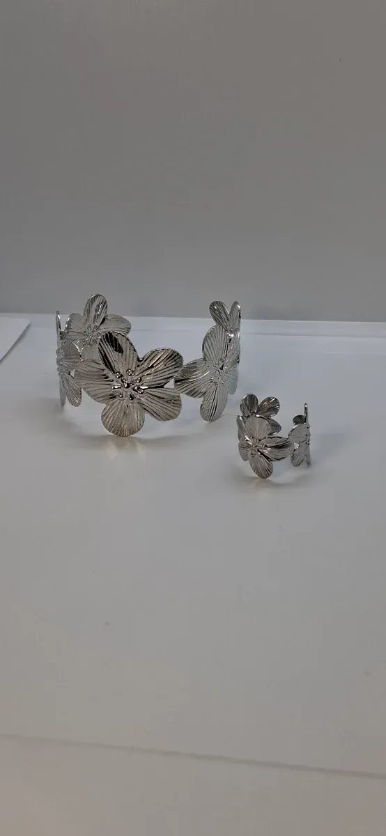 Conjunto Pulseira e Anel Flores Prateada