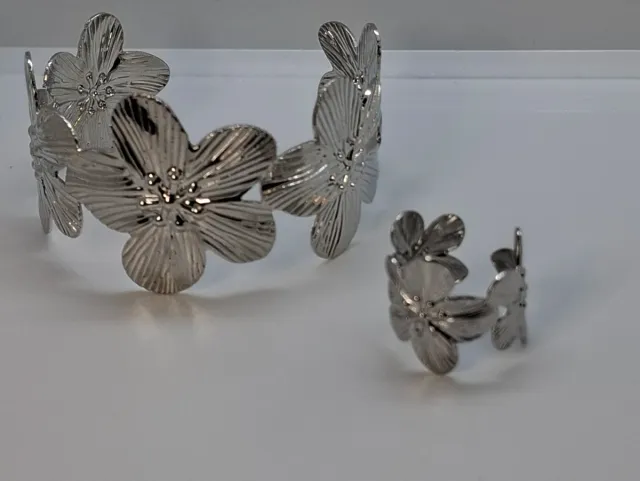 Conjunto Pulseira e Anel Flores Prateada