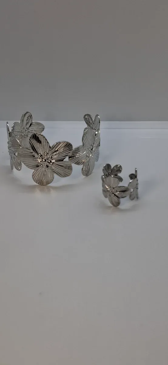 Conjunto Pulseira e Anel Flores Prateada