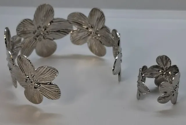 Conjunto Pulseira e Anel Flores Prateada