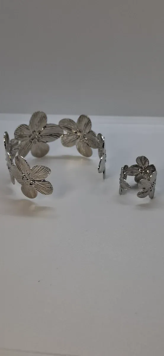 Conjunto Pulseira e Anel Flores Prateada
