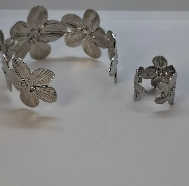 Conjunto Pulseira e Anel Flores Prateada