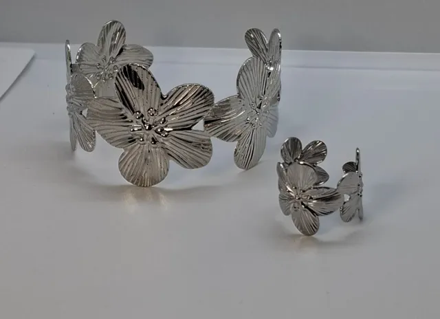 Conjunto Pulseira e Anel Flores Prateada