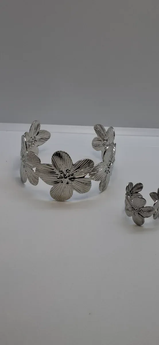 Conjunto Pulseira e Anel Flores Prateada