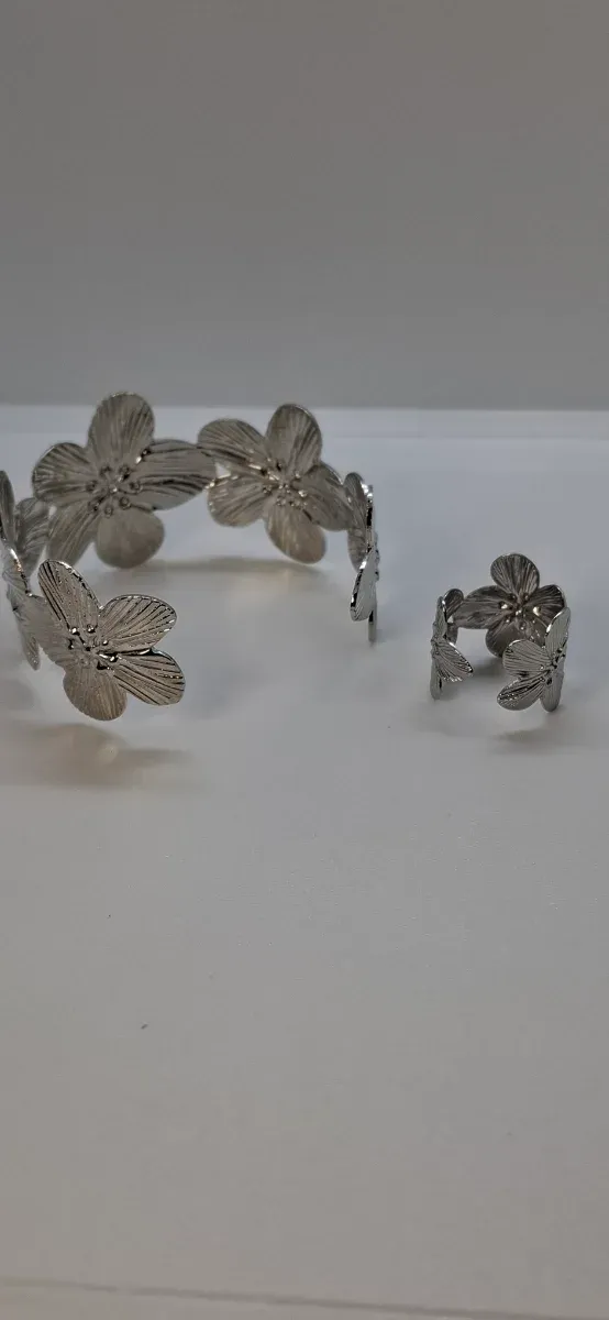 Conjunto Pulseira e Anel Flores Prateada