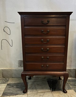 Mueble de madera con cajones