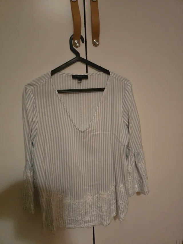 Blusa Cortefiel riscas azuis e brancas