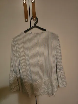 Blusa Cortefiel riscas azuis e brancas