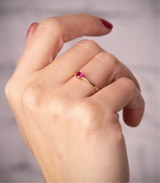 Sortija oro 18 quilates con rubí forma corazón