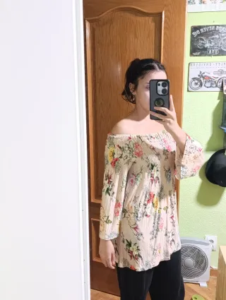 Blusa floral hombros descubiertos Talla M