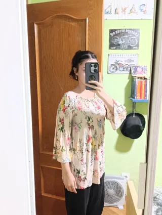 Blusa floral hombros descubiertos Talla M