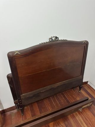 Cama de nadera maciza antigua