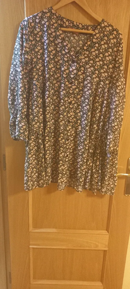 Vestido floreado negro y rosa