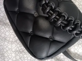 Bolso negro acolchado con cadena