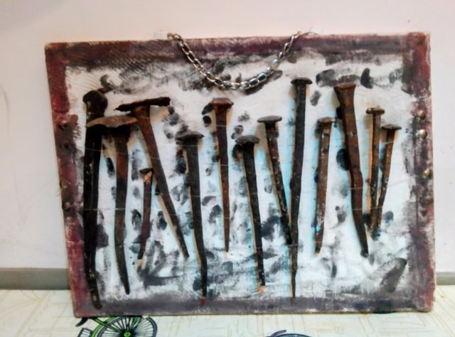 Mural de clavos antiguos