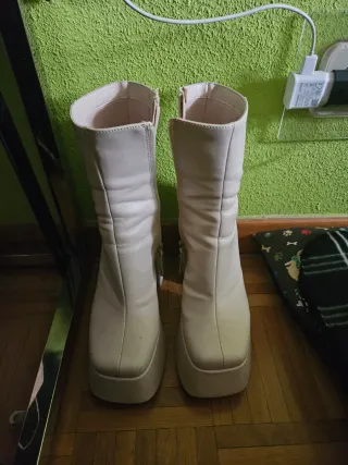 Botas Bershka plataforma tacón beige
