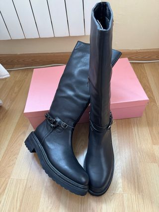 Botas altas negras con cadena