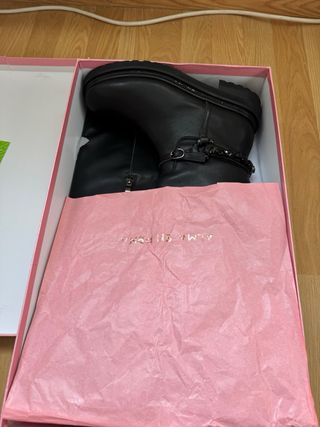 Botas altas negras con cadena