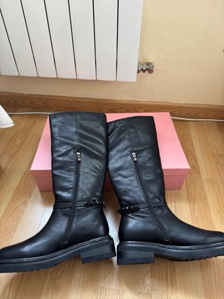 Botas altas negras con cadena