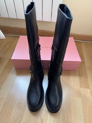 Botas altas negras con cadena