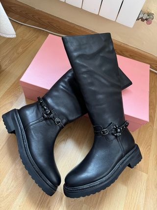 Botas altas negras con cadena