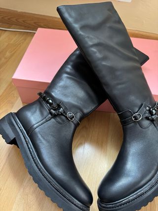 Botas altas negras con cadena